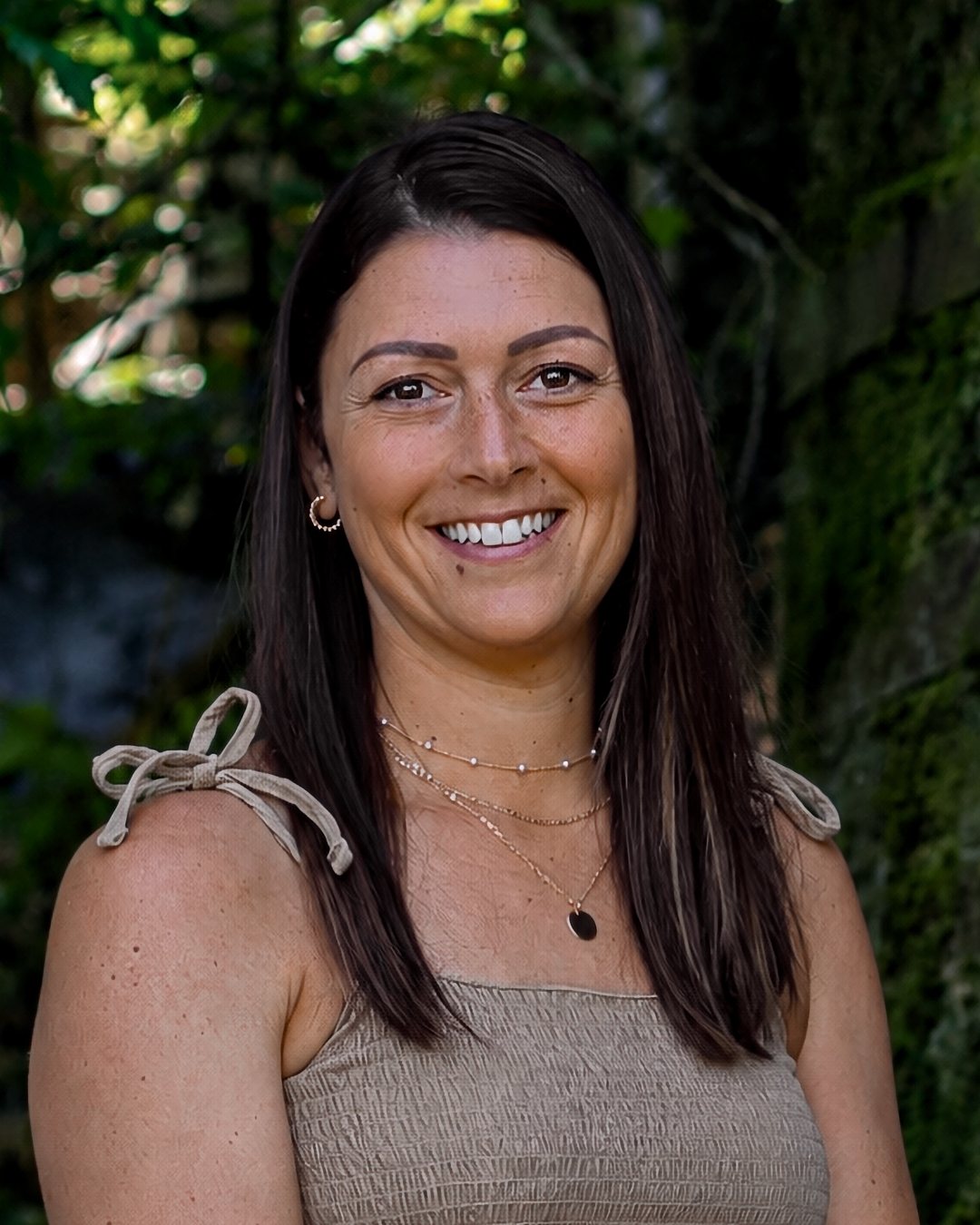 Andréanne Bureau, massothérapeute agréée, souriante en pleine nature